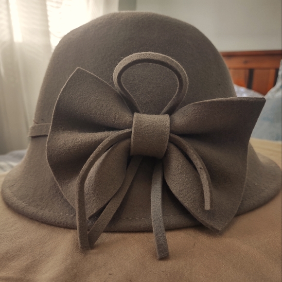 1920s Grey Felt Hat with Bow - Picture 1 of 4